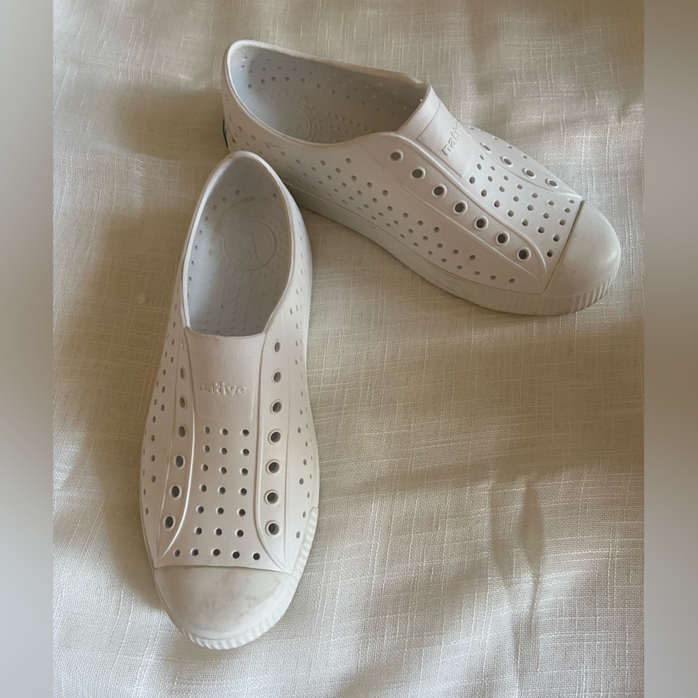 Native Jefferson Slip-On Shoes White Size J6 W8 M6.5 Youth Unisex Lightweight